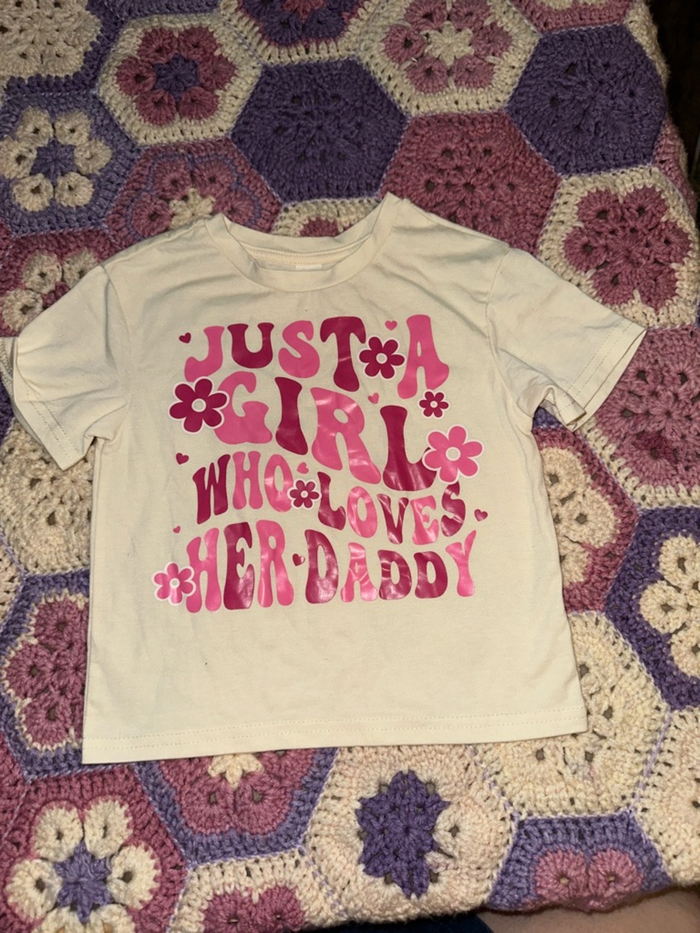 🎉SHEIN White Tee with Pink Graphic "Just a Girl Who Loves Her Daddy". E331